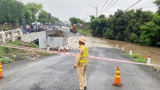 Mưa lớn gây chia cắt cục bộ Quốc lộ 25