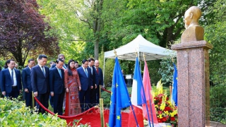 Thủ tướng Phạm Minh Chính thăm khu tưởng niệm Chủ tịch Hồ Chí Minh tại Montreuil