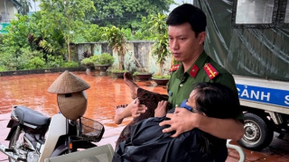 Công an xã cứu người phụ nữ bị thương trong cơn mưa