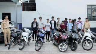 Phạt gần 100 triệu đồng nhóm "quái xế" đánh võng giữa đêm