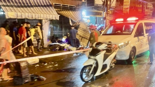 Hai xe máy chạy tốc độ cao lao vào nhà dân, 2 người tử vong