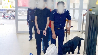 Nhập cảnh cửa khẩu Mộc Bài cùng 2kg ma túy giấu trong balo