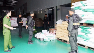 Biểu dương thành tích xuất sắc trong đấu tranh với các vụ án sản xuất, buôn bán hàng giả