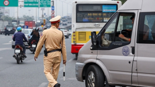 Hà Nội: Thu hồi phù hiệu gần chục xe hợp đồng