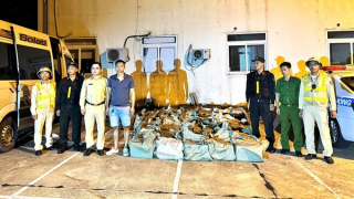 Làm nhiệm vụ trên cao tốc, CSGT phát hiện xe vận chuyển hàng trăm bình "khí cười"