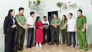 Công an tỉnh Lâm Đồng bàn giao nhà ở cho 19 hộ dân nghèo