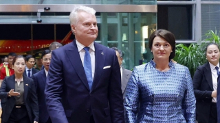 Tổng thống Cộng hòa Litva và Phu nhân đến Hà Nội trên chuyên cơ Vietjet