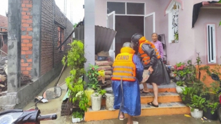 Công an tỉnh Quảng Nam túc trực chốt chặn, hướng dẫn giao thông tại các tuyến ngập lụt, sạt lở