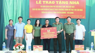 Trao tặng nhà và bàn giao kinh phí xoá nhà dột nát cho các gia đình có hoàn cảnh khó khăn