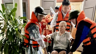 Nước lũ lên cao, Công an Quảng Trị di dời nhiều người dân khỏi vùng ngập