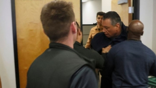 Thượng nghị sĩ bị lôi ra khỏi phòng khi cố gắng đặt câu hỏi cho Bộ trưởng Mỹ