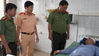 Thăm hỏi cán bộ Công an xã bị thương khi làm nhiệm vụ