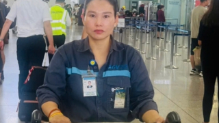 Khách Hàn Quốc vui mừng nhận lại 5 triệu Won bỏ quên tại Sân bay Nội Bài