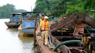 Xác minh 27 thuyền hút cát vắng chủ trên sông Đồng Nai