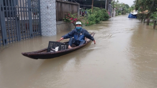 Nhiều vùng ở Huế ngập lụt sâu, người dân phải dùng ghe, thuyền để đi lại
