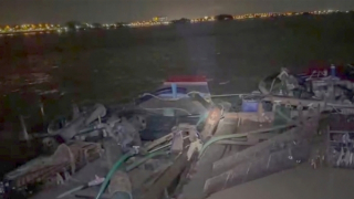 CSGT bắt giữ 2 ghe khai thác cát trái phép trên sông Cổ Chiên