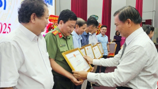 Tỉnh Sóc Trăng tặng Bằng khen Văn phòng thường trú và Phóng viên Báo CAND