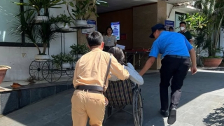 CSGT kịp thời đưa người bị tai nạn đi cấp cứu