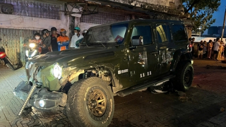 Hai người trên xe Jeep rời khỏi hiện trường sau vụ va chạm khiến 2 người tử vong
