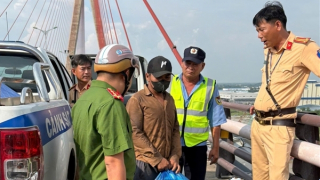 Kịp thời ngăn chặn thanh niên định nhảy cầu Cần Thơ tự tử