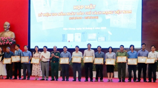 UBND tỉnh Hậu Giang tặng Bằng khen cho PV Báo CAND