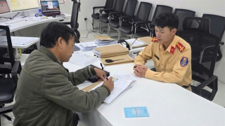 Tài xế 2 lần vượt đèn đỏ bất ngờ được CSGT biểu dương