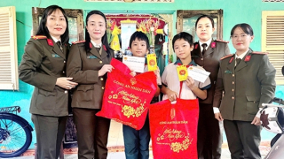 Công an TP Huế tiếp sức nhiều trẻ mồ côi vững bước đến trường