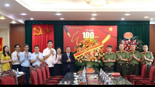 Phó Trưởng ban Thường trực Ban Tuyên giáo và Dân vận Trung ương Lại Xuân Môn thăm, chúc mừng Báo CAND