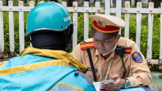 Xử lý gần 1.200 tài xế xe ôm công nghệ với shipper vi phạm giao thông