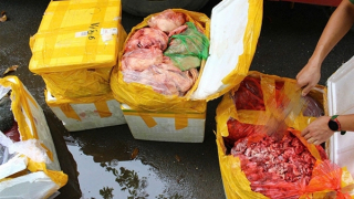 Phát hiện nhiều thùng xốp chứa nội tạng động vật hôi thối trên xe khách