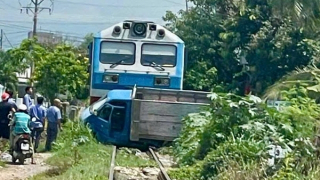 Va chạm với tàu hỏa, tài xế xe tải may mắn thoát nạn