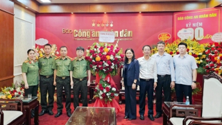 Thứ trưởng Bộ Văn hóa, Thể thao và Du lịch Trịnh Thị Thủy thăm, chúc mừng Báo CAND