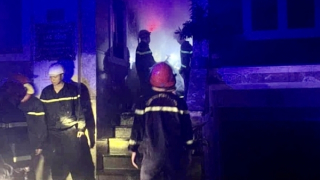 Cứu 2 người mắc kẹt trong đám cháy lúc rạng sáng