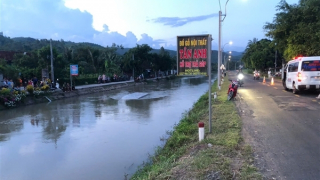 Va chạm với xe máy, xe khách chở 14 người lao xuống kênh