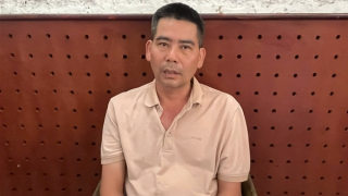 Vận động đối tượng cầm đầu đường dây tổ chức đánh bạc ra đầu thú