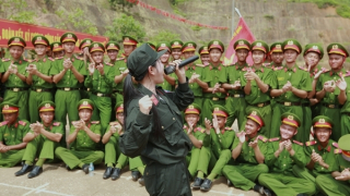 "Món quà đặc biệt" nơi thao trường