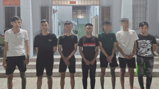 Mẹ bị đánh, nam thanh niên nhờ đồng bọn mang hung khí đi trả thù