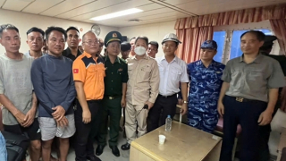 Cứu sống 11 ngư dân đắm tàu trên vùng biển Hải Phòng