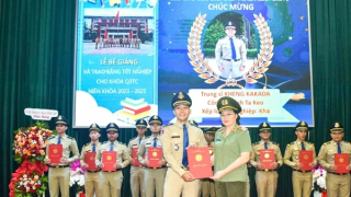 Bế giảng khóa đào tạo trung cấp và cuộc thi “Hùng biện Tiếng Việt” cho học viên Campuchia