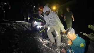 Cảnh sát cứu nạn 3 nam thanh niên lạc đường trên núi cao khi đi phượt