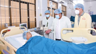 Lãnh đạo tỉnh Cà Mau thăm hỏi thành viên bảo vệ ANTT bị thương khi làm nhiệm vụ