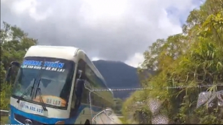 Xe khách giường nằm vượt ẩu, suýt gây tai nạn trên đèo Khánh Lê