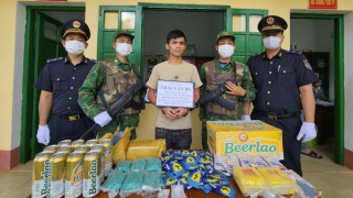 Theo xe khách "ôm" hơn 4.000 viên nén “xanh vàng” từ Lào về Việt Nam