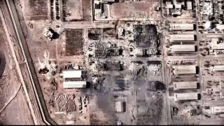 Chiếc mặt nạ hòa bình rơi xuống dưới cơn mưa tên lửa