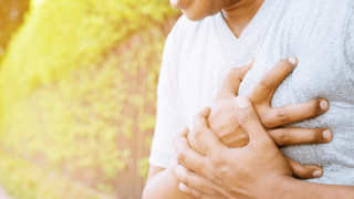 Mỗi ngày hút 2 bao thuốc lá, người đàn ông nguy kịch giữa đường