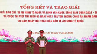 Trao giải Cuộc thi viết tìm hiểu 80 năm Ngày truyền thống CAND