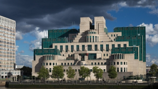 Nữ giám đốc đầu tiên của MI.6