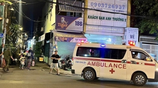 Nam thanh niên trần như nhộng chạy ra khỏi nhà kêu cứu rồi gục chết trên đường