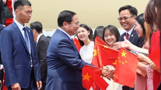 Thủ tướng tới Thiên Tân, bắt đầu chuyến công tác dự Hội nghị WEF và làm việc tại Trung Quốc