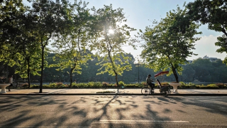 Miền Bắc nắng to, mưa dông bất chợt